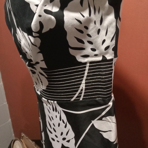 Dress - Picture 5 of 7